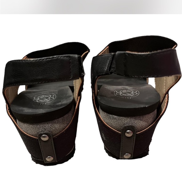 Women's Black Sandals - Picture 5 of 8